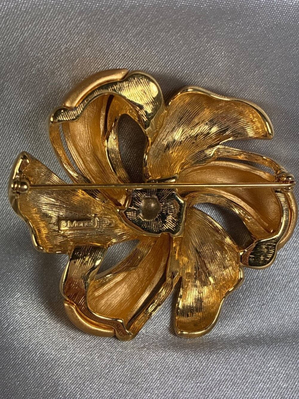Vintage Monet Gold Tone Ribbon Brooch Large Two Finish Statement Pin - Picture 3 of 9